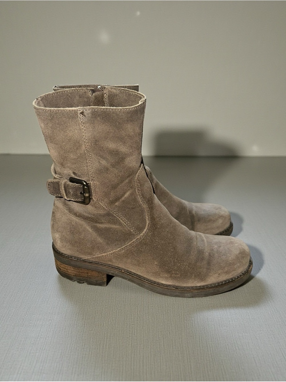 La Canadienne Camilla Ankle Boot Stone Oiled
Suede Moto Style Size 9
